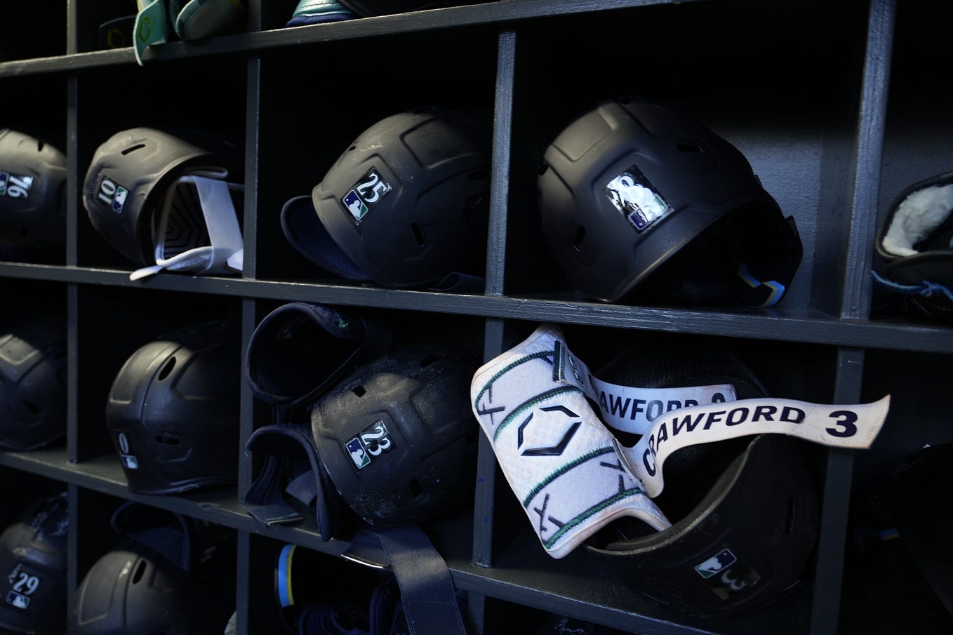 Mariners Tender Contracts to 30 Players on MLB Roster by Mariners PR