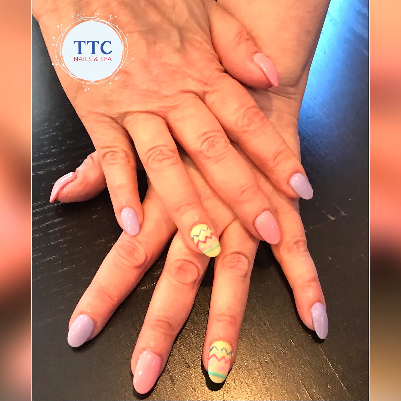 Do you want a simple design? This manicure set is painted in perfection