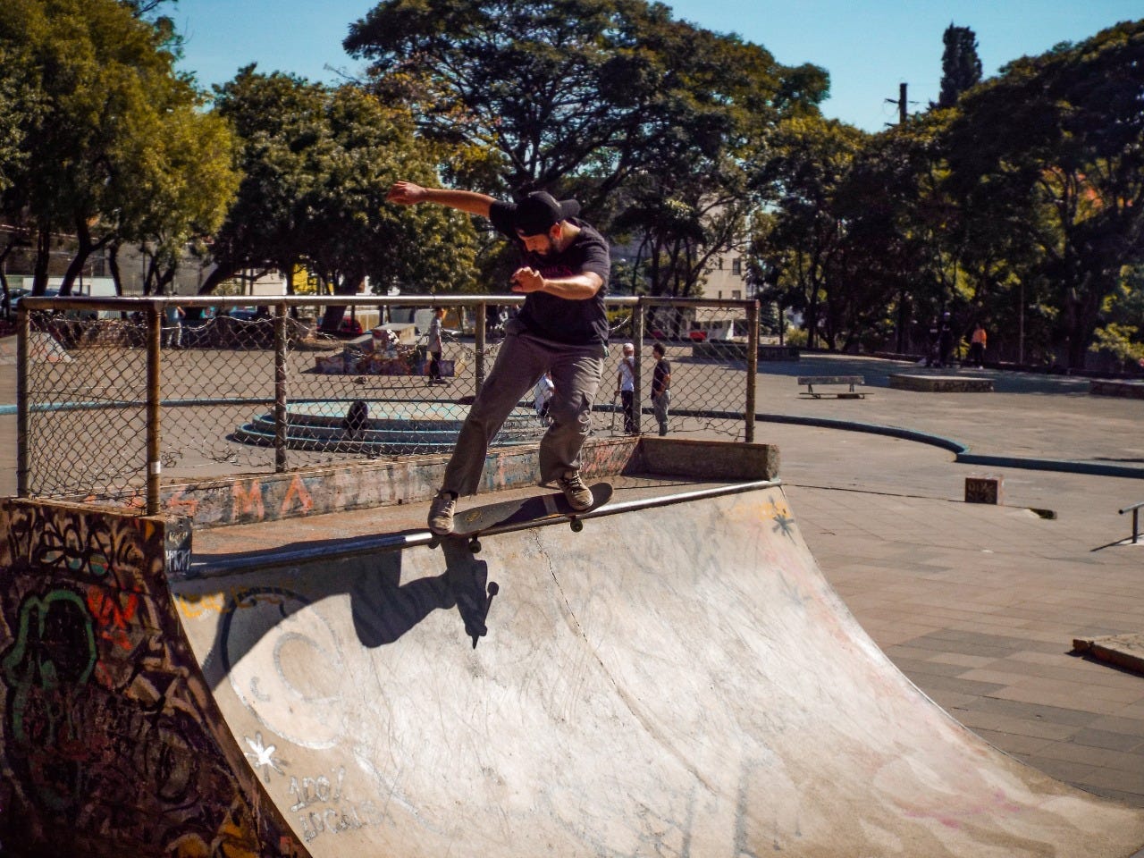 Um curso gratuito de skate para crianças no skatepark de