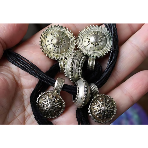 DIGITAL JEWELRY: THE SHIMMERING FUTURE OF WEARABLE TECH  by Adastra