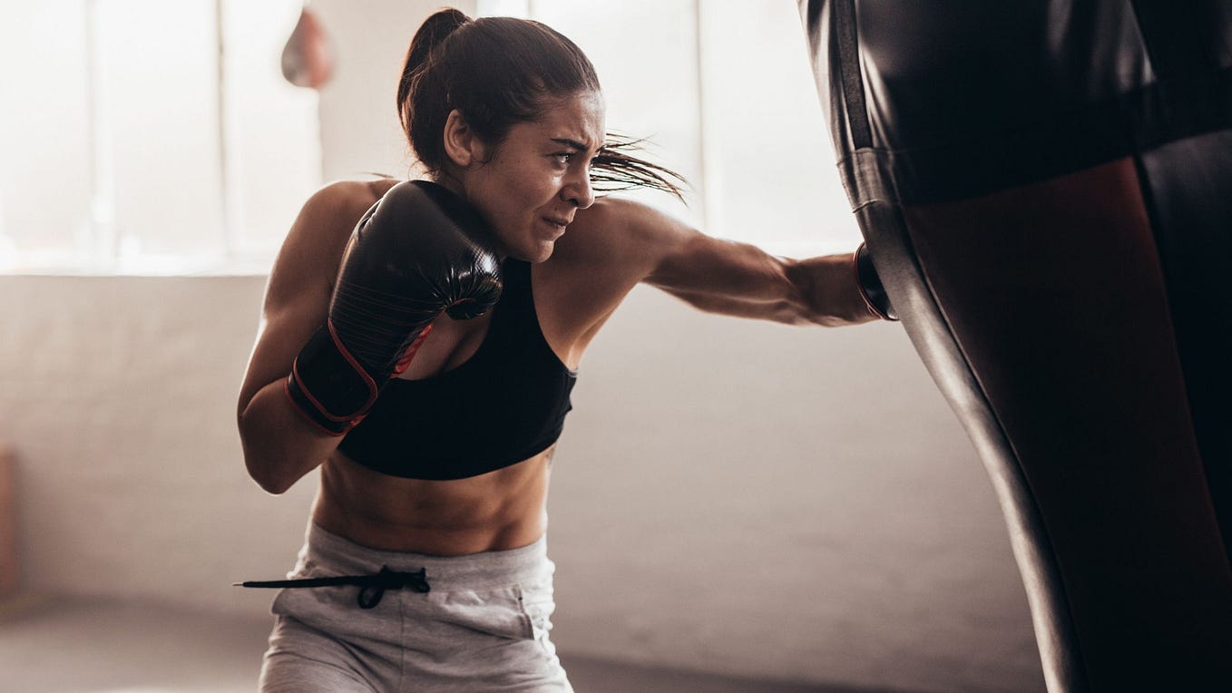 7 Tips On How to Hit the Heavy Bag the Right Way by Boxing at Home