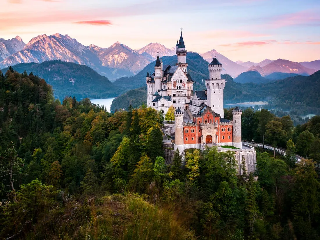 TOP 10 MOST BEAUTIFUL CASTLES IN THE WORLD