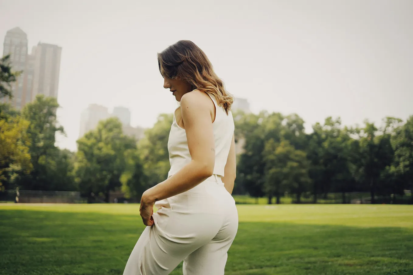 A woman with a pear-shaped body wearing white trousers.