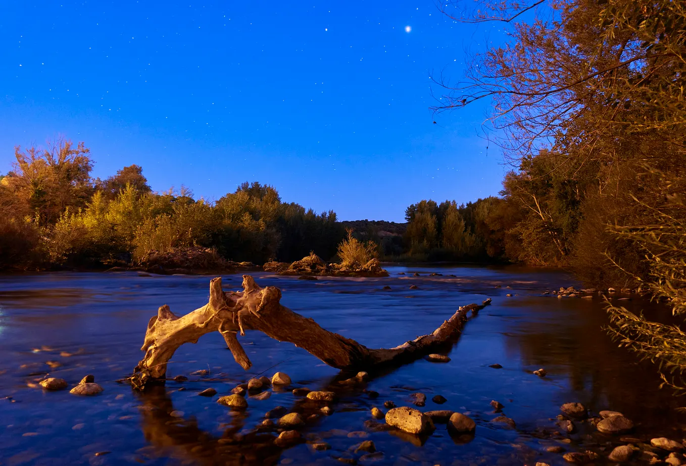 Photo landscape of a river and a blue sky.