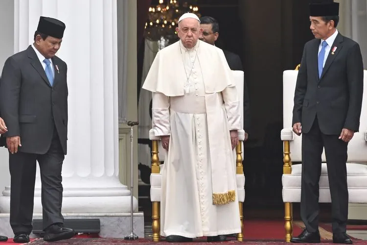 Indonesia’s elected President Prabowo Subianto (left), Pope Francis (middle), and Indonesia’s President Joko Widodo (right)