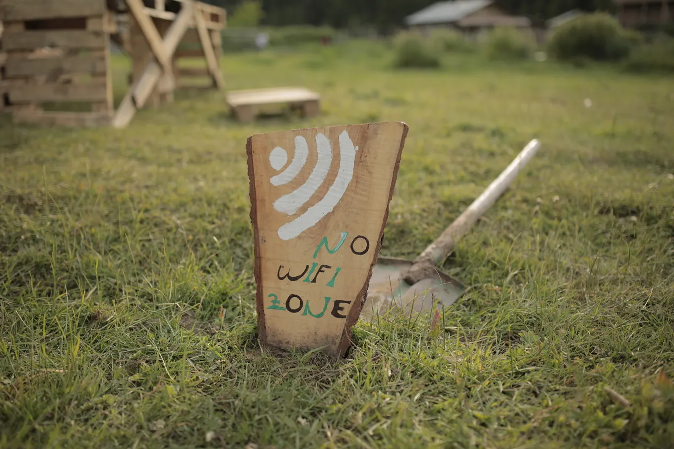 A sign that says no wifi