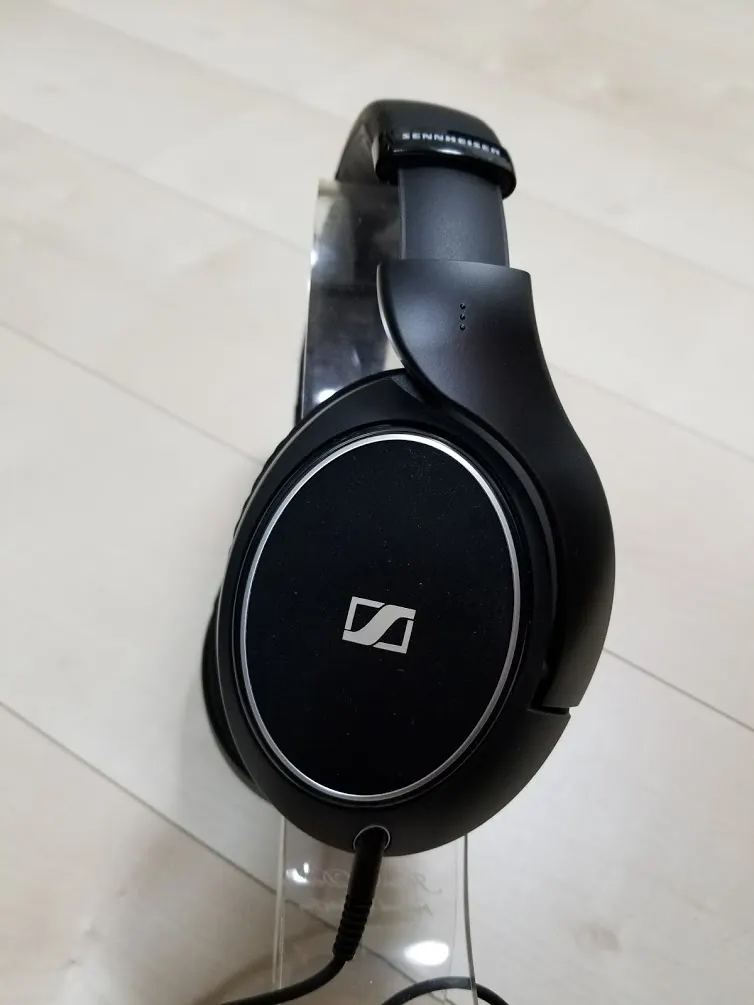 audioquest NIGHTOWL CARBONとか. audioquestのヘッドホンは開放型で