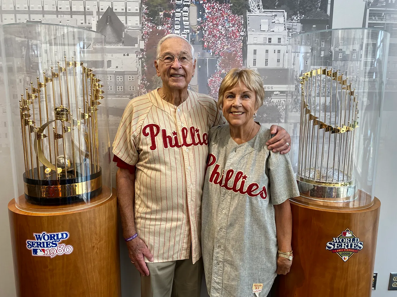 Phillies alum surprised by family with trip back to Philadelphia