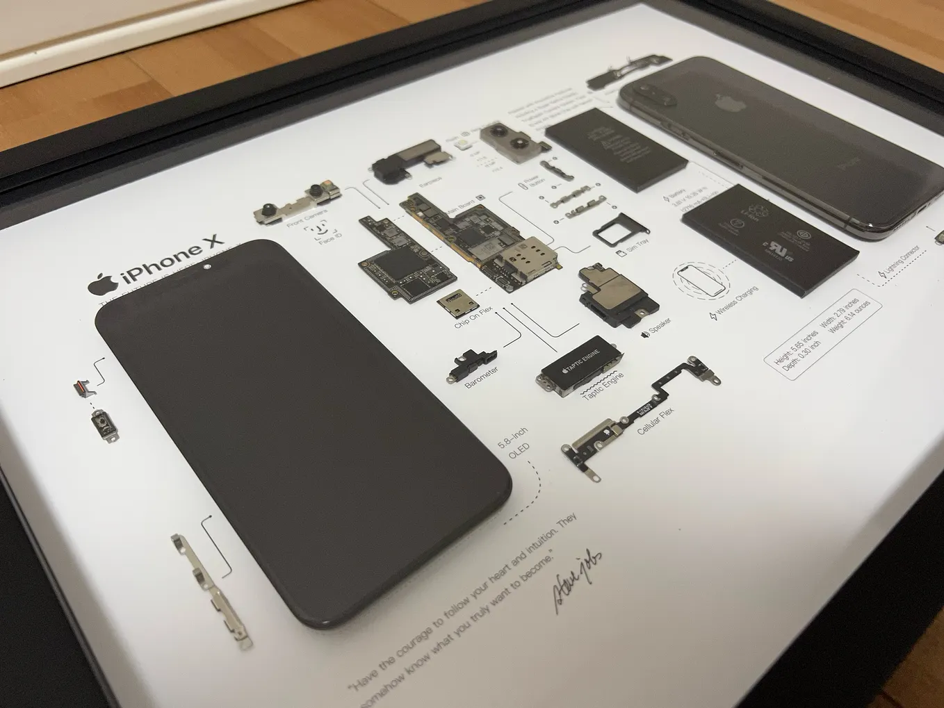 GRID』“神は細部に宿る”を飾る。分解されたiPhoneがアートフレームに