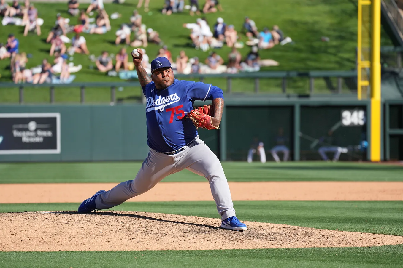 Dodgers select contract of right-handed pitcher Reyes Moronta