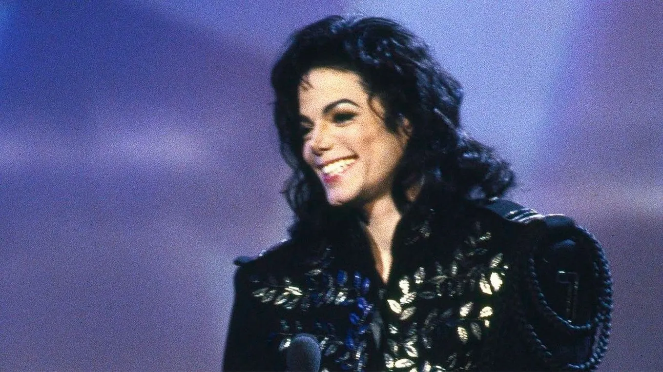 I saw myself not in his stardom, but in the loneliness hidden beneath the light.