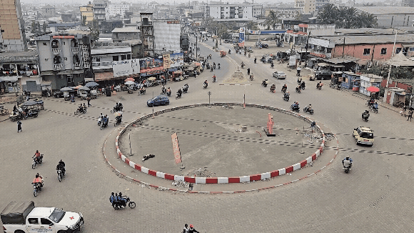 Movie of cars and moterbikes moving around a traffic circle.