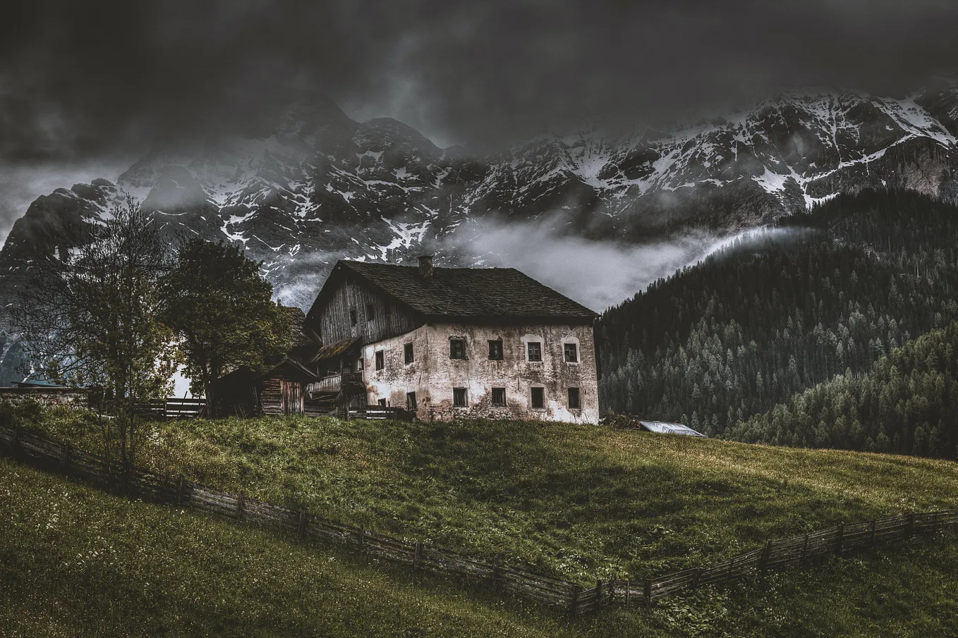House. Photo by eberhard grossgasteiger on Pexels.
