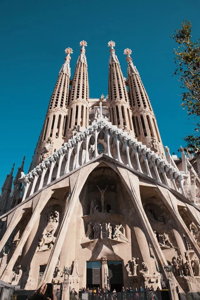 La Sagrada Família: Gaudí’s Visionary Masterpiece