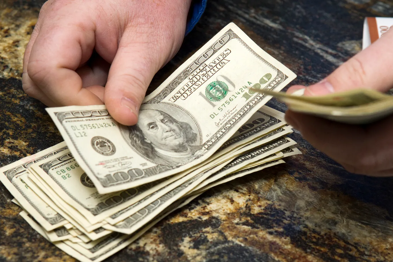 ما هي المراجحة على البيتكوين “Bitcoin Arbitrage”؟، وكيف تتربح منها بأقل  المخاطر؟ | by عرب فوليو ديوان المعرفة | Medium