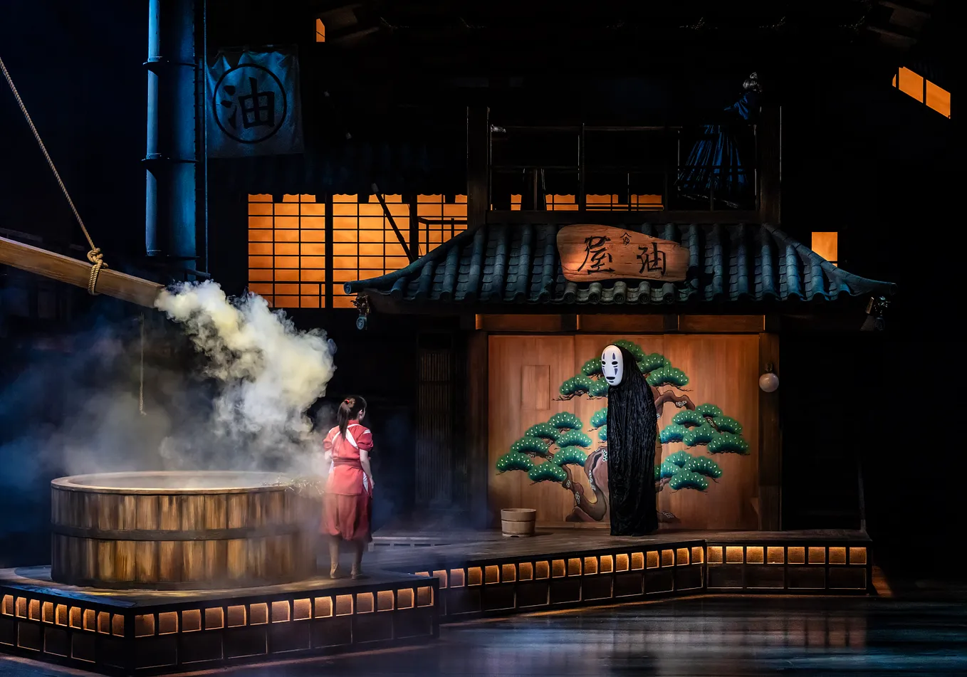 Chihiro (played by Kanna Hashimoto) faces off with No Face (played by Hikaru Yamano) in the bathhouse