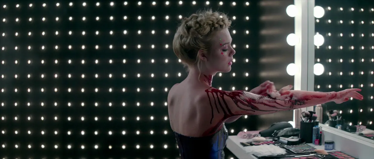 Neon Demon (2015) : architecture of desire & horror in neon spaces.