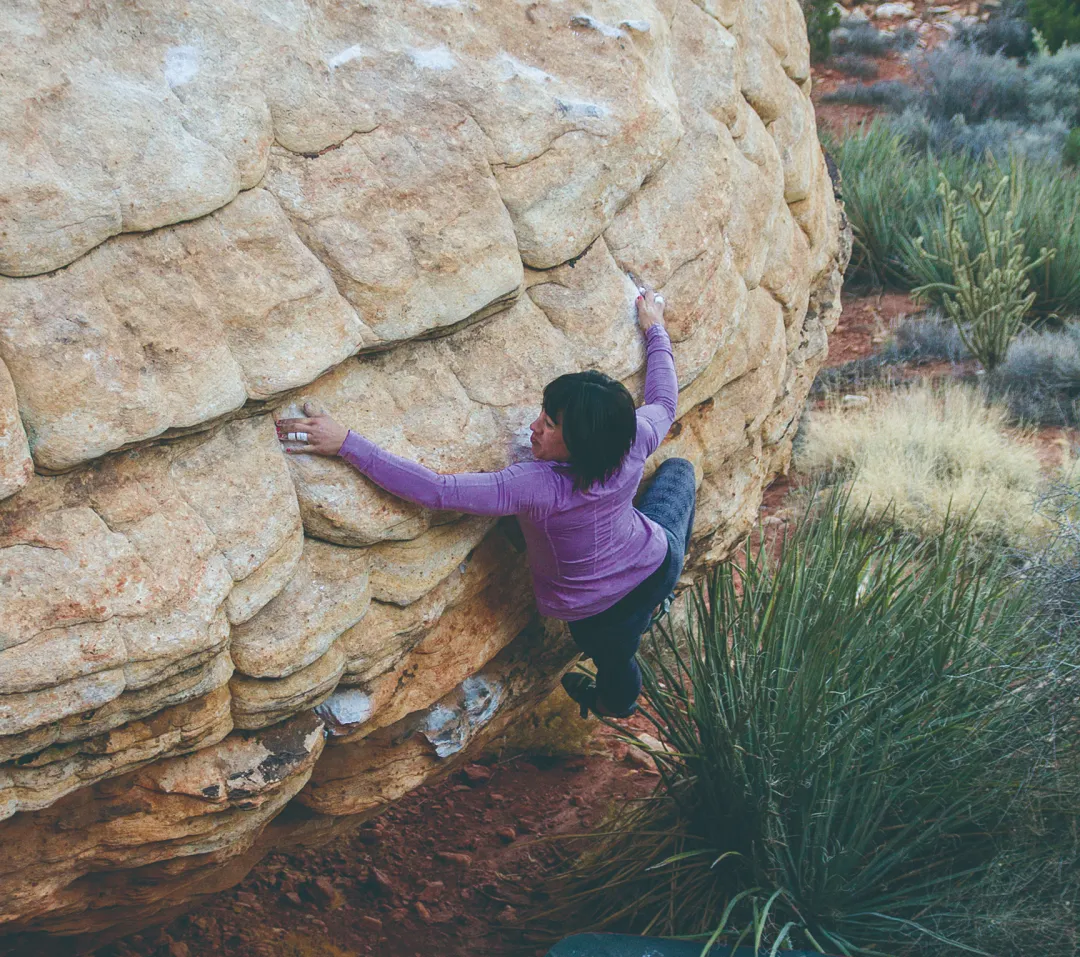 Bouldering in Red Rock on the Carapace v7 using KAYA climbing GPS guidebook by Tom Moulin on sandstone in the canyons.