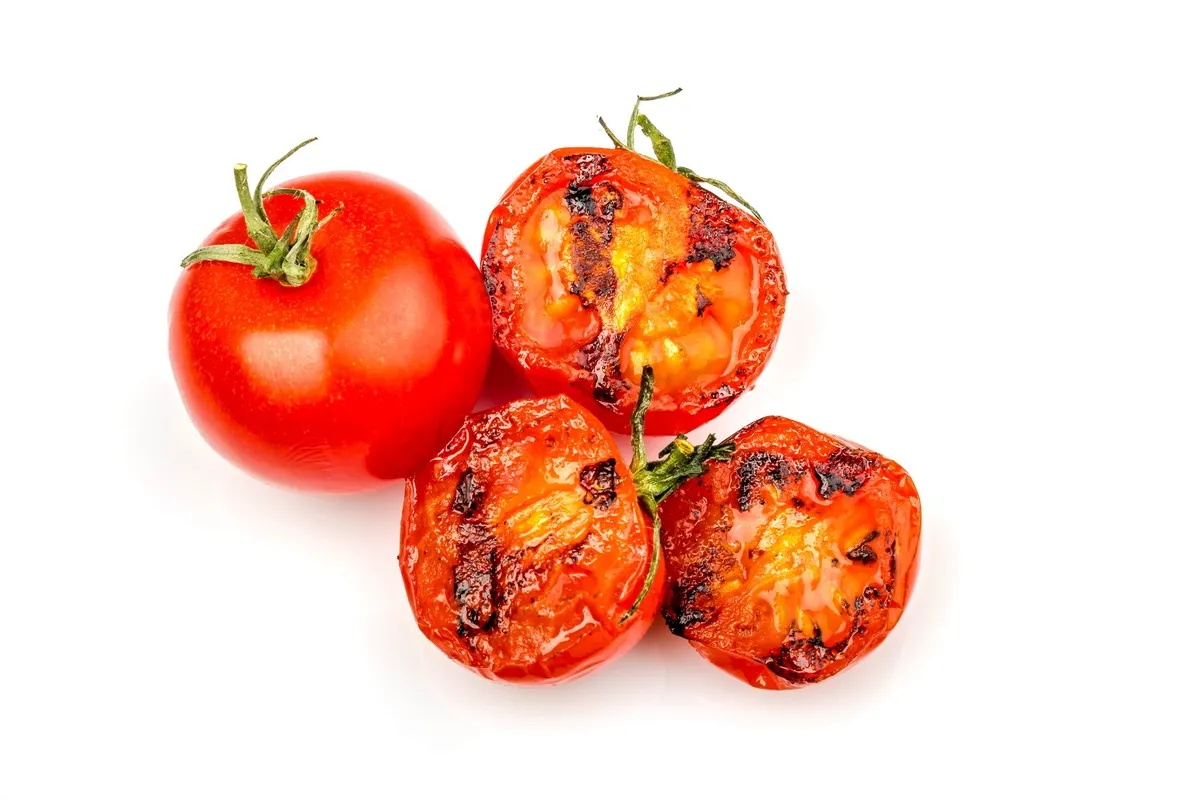 Fresh and grilled tomatoes.