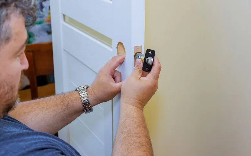 When to Call an Emergency Locksmith for Lock Changes