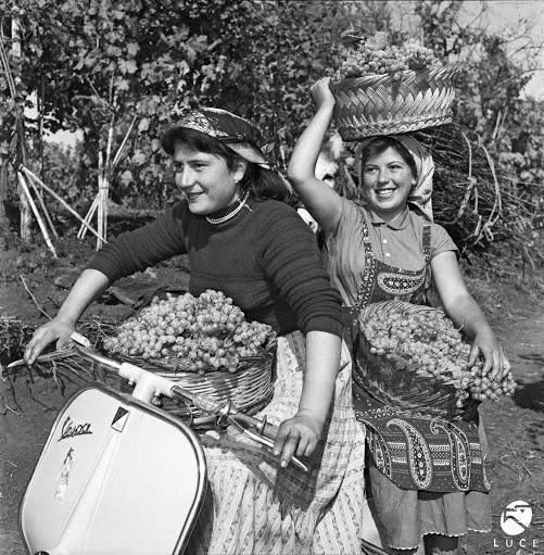 Italian Vintage: 26 black and white photos of women