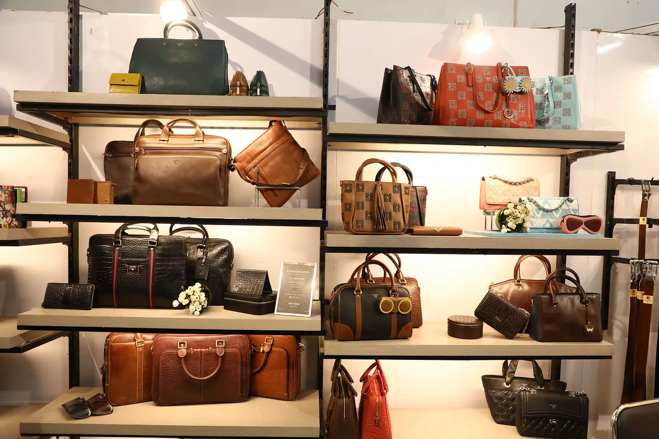 6 BENEFITS OF CHOOSING CORPORATE GIFTS