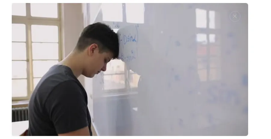 I HAVE A MATH PROBLEM USTA BOARD. By Javier Palenque