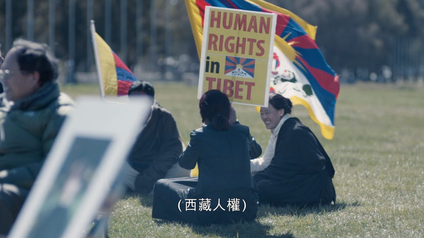 劇中澳洲人權組織支援自由圖博。圖片來源:Netflix
