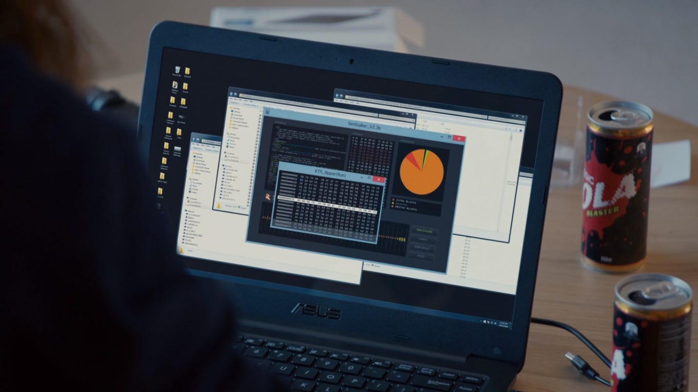 資訊科學博士生愛用品:Asus。((圖片來源:Netflix)