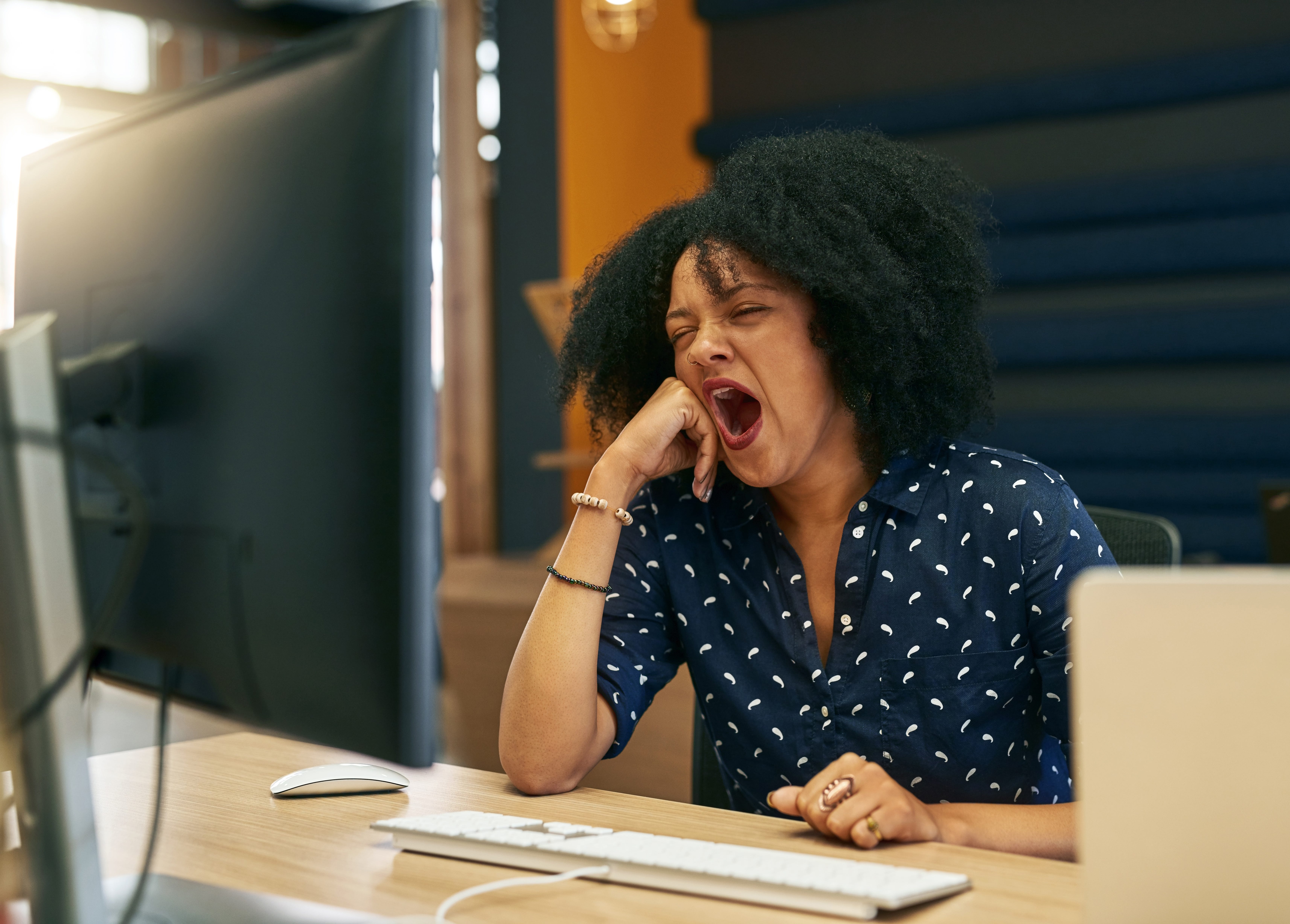 Feeling exhausted. Зевающий человек. Девушка зевает от скуки. Женщина за компьютером зевает. Бабушка зевает.