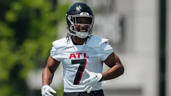 Bijan Robinson sprinting through Falcons camp drills