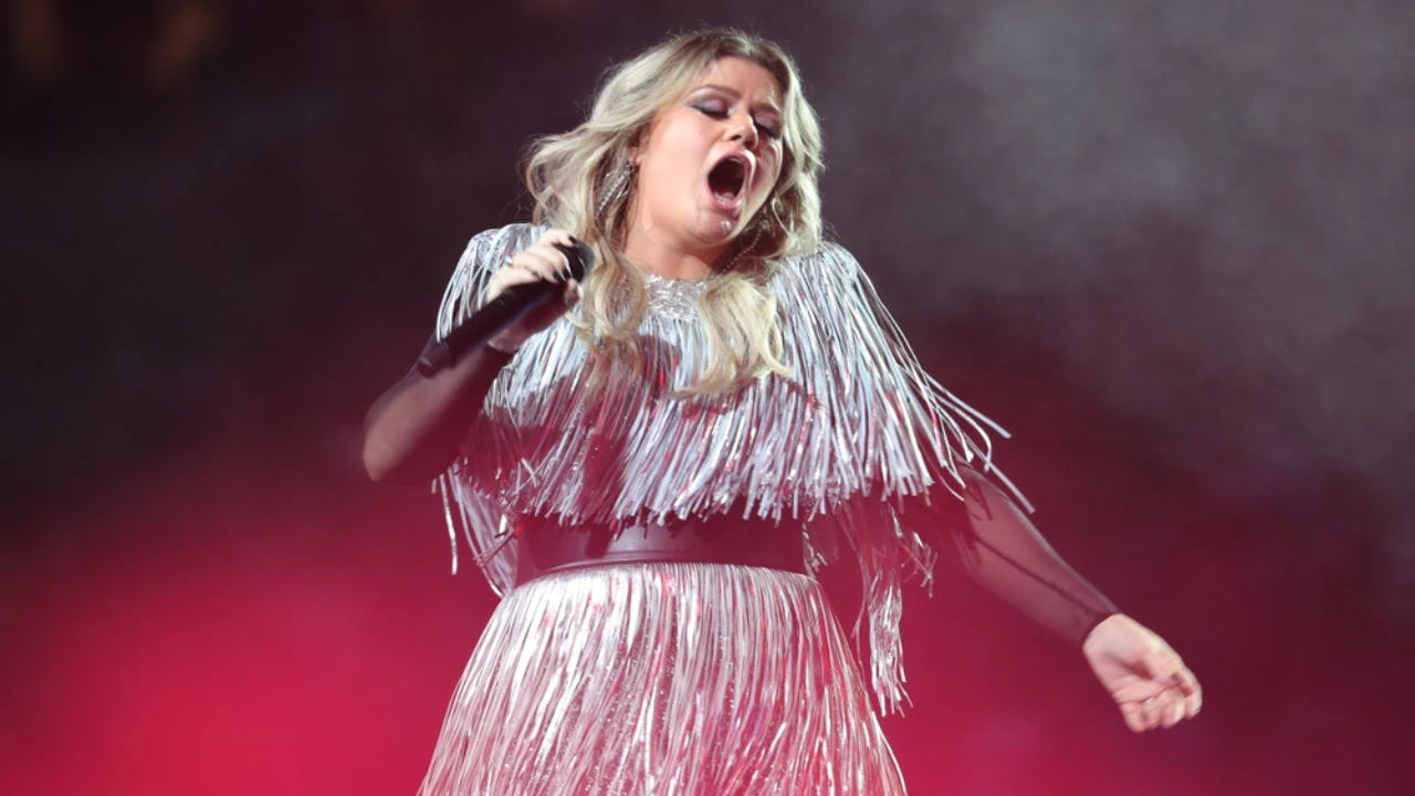 How Did Kelly Clarkson Lose Weight? Secrets Behind the Singer's Body  Transformation