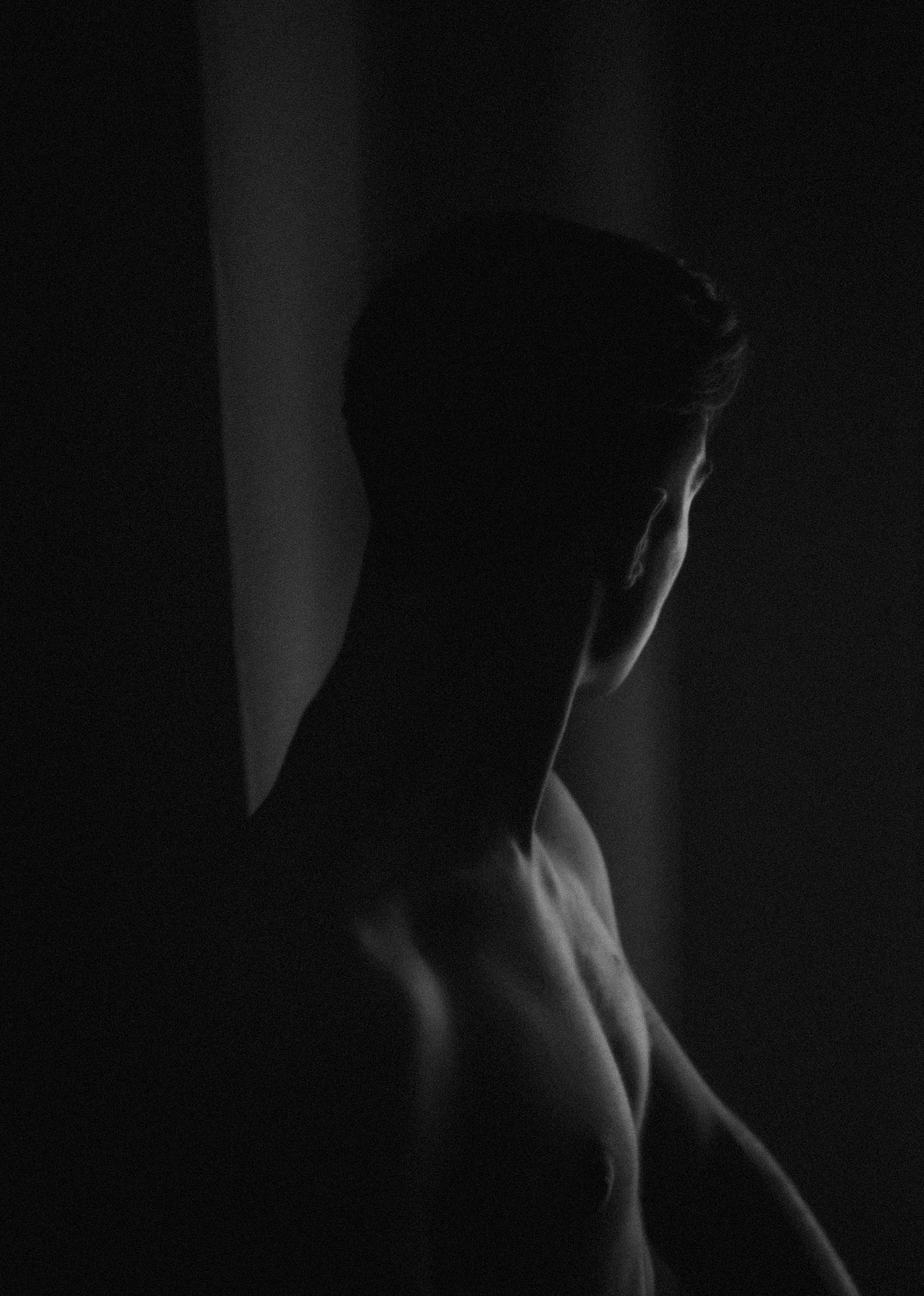 A naked young man is seen in a black and white photo. We see him from chest level up, his head turned away from us. A key the Eroxon® gel advantage is its fast onset. Unlike conventional oral medications (such as Viagra), which may take up to an hour to take effect, the gel starts working within 10 minutes. Moreover, the get is topical, dodging the need for injections or other invasive maneuvers. One rubs the gel onto the penis tip for 15 seconds before sexual intercourse.