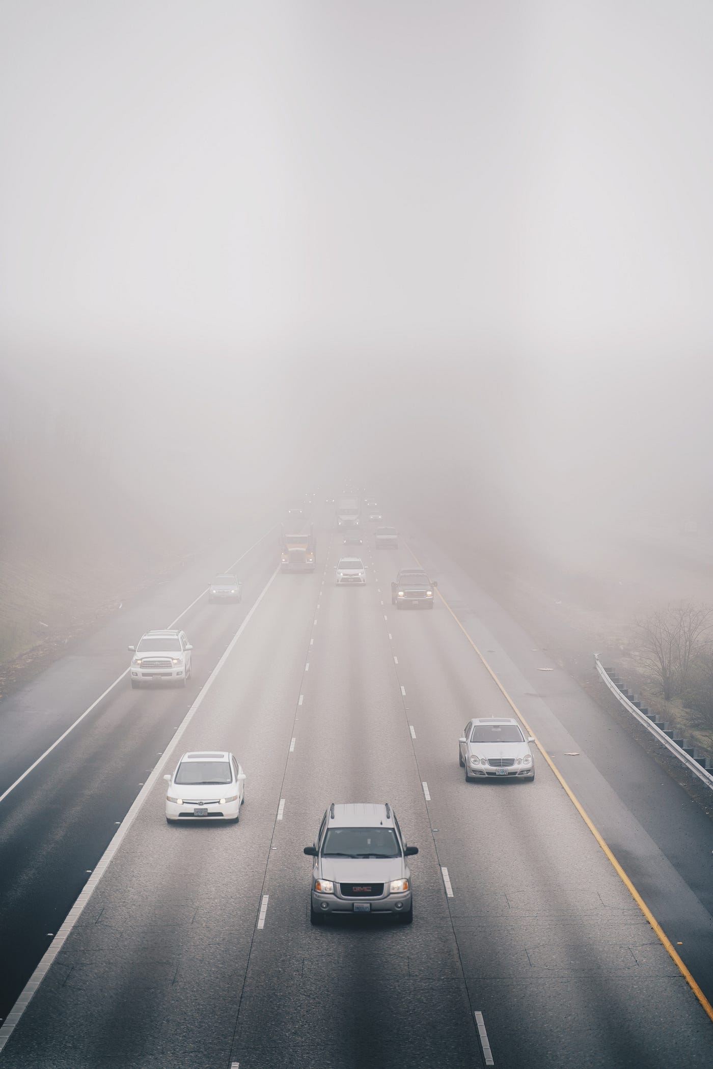 Cars on a highway drive on a highway towards us. There is dense pollution. Improving air quality could prevent nearly one in ten breast cancers in France.