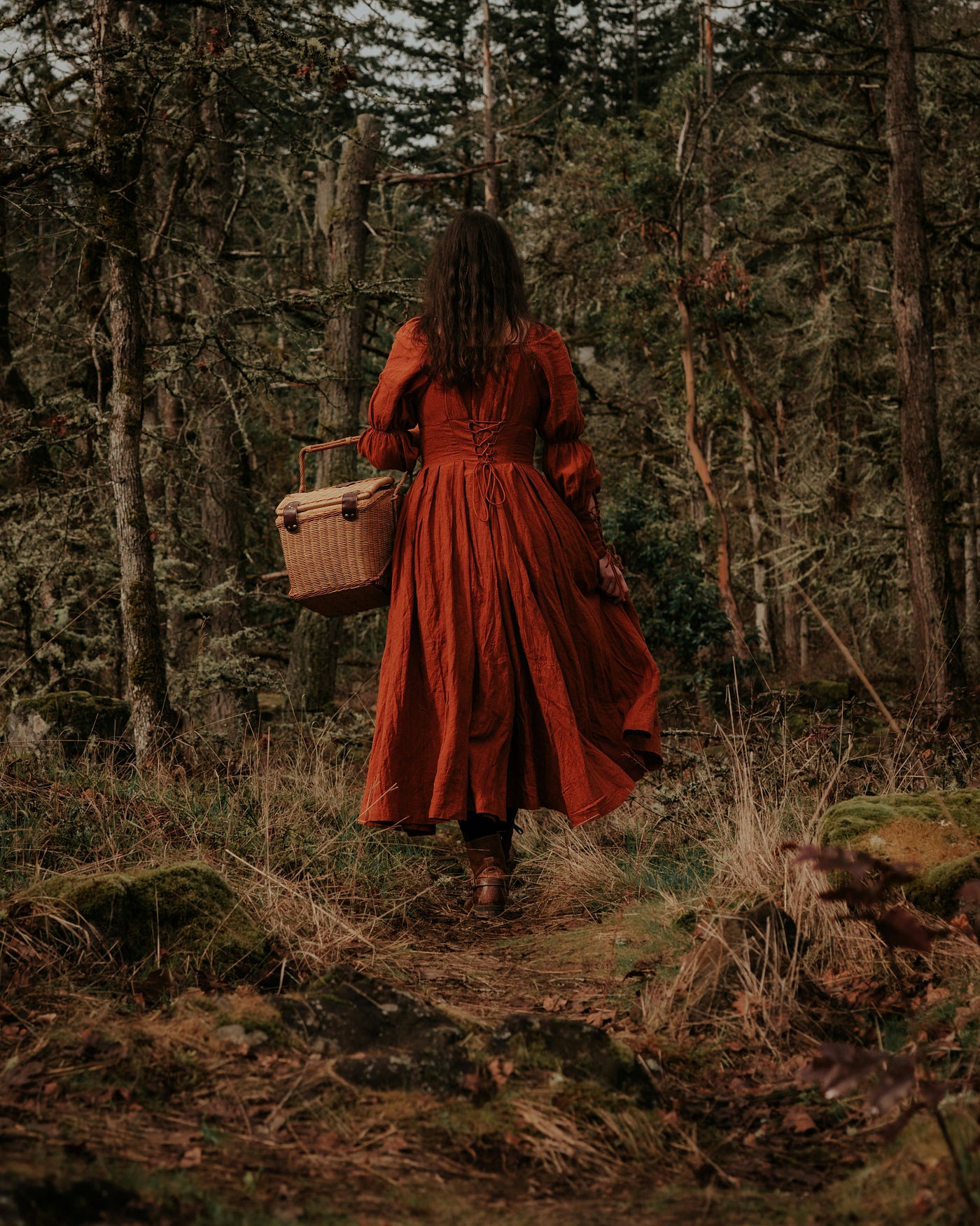 한 여인이 빨간 모자 소녀처럼 미지의 숲으로 향한다.<BR>