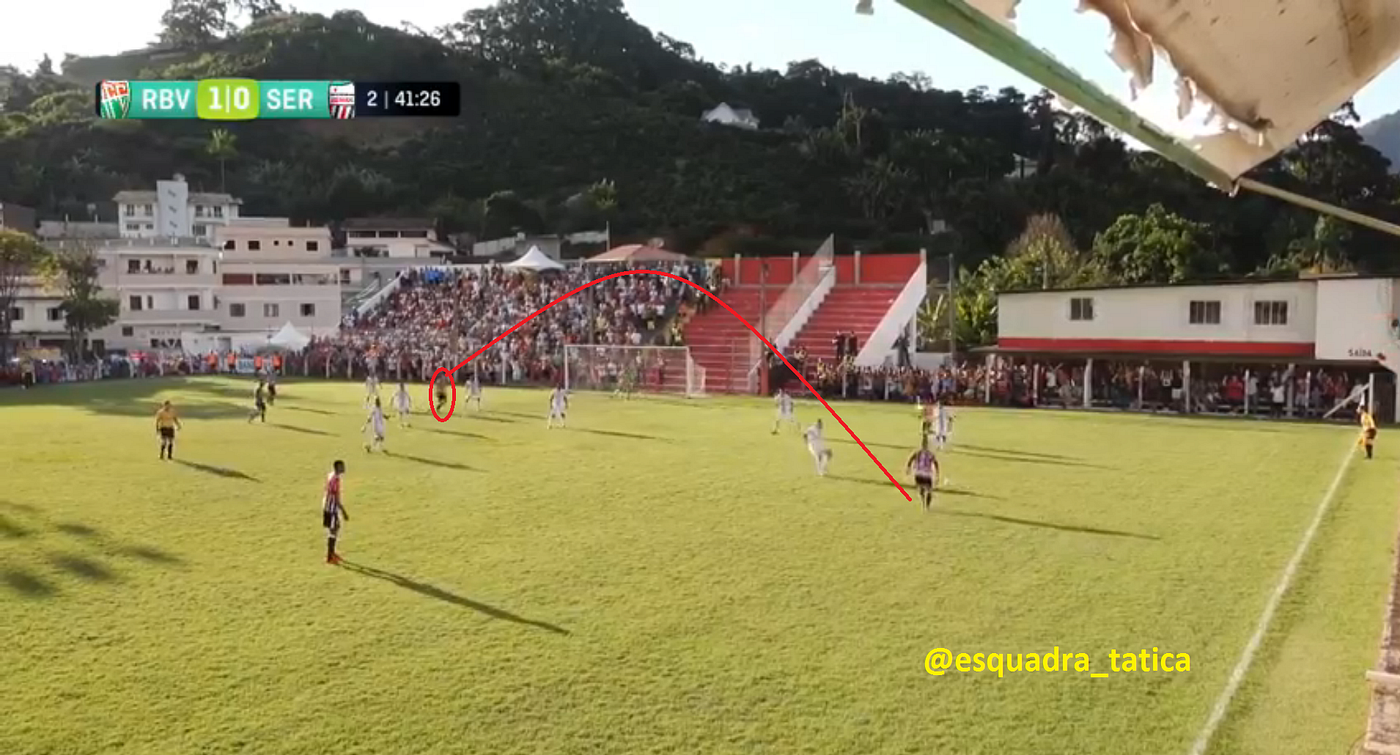 Serra apostando nas bolas alçadas na área