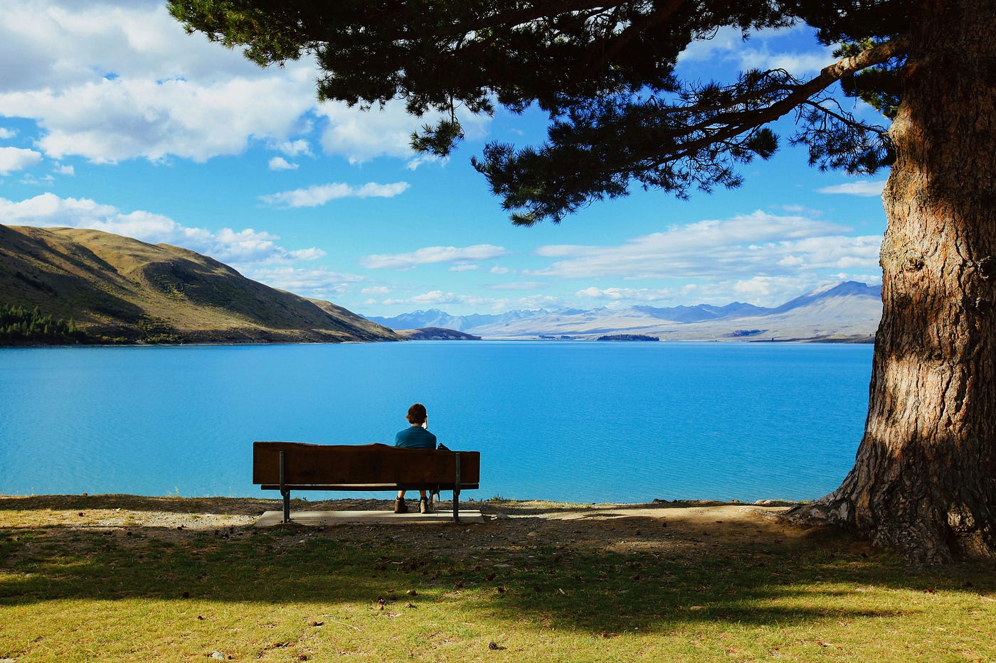 고요한 호수 옆에 앉아 사색하는 모습으로, 자기 인식을 상징합니다.<BR>