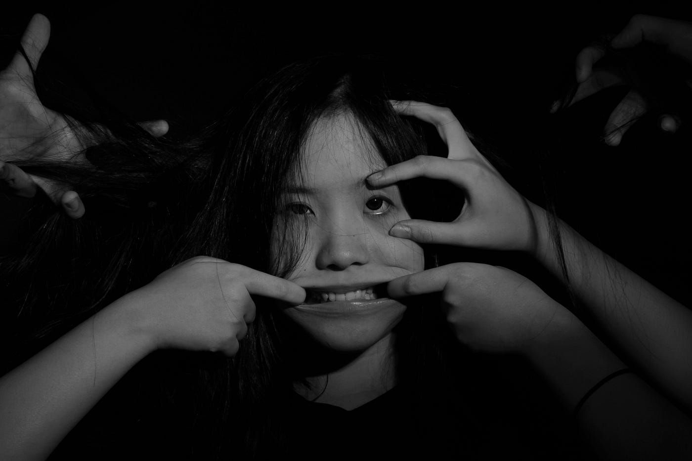미소를 강요하는 손