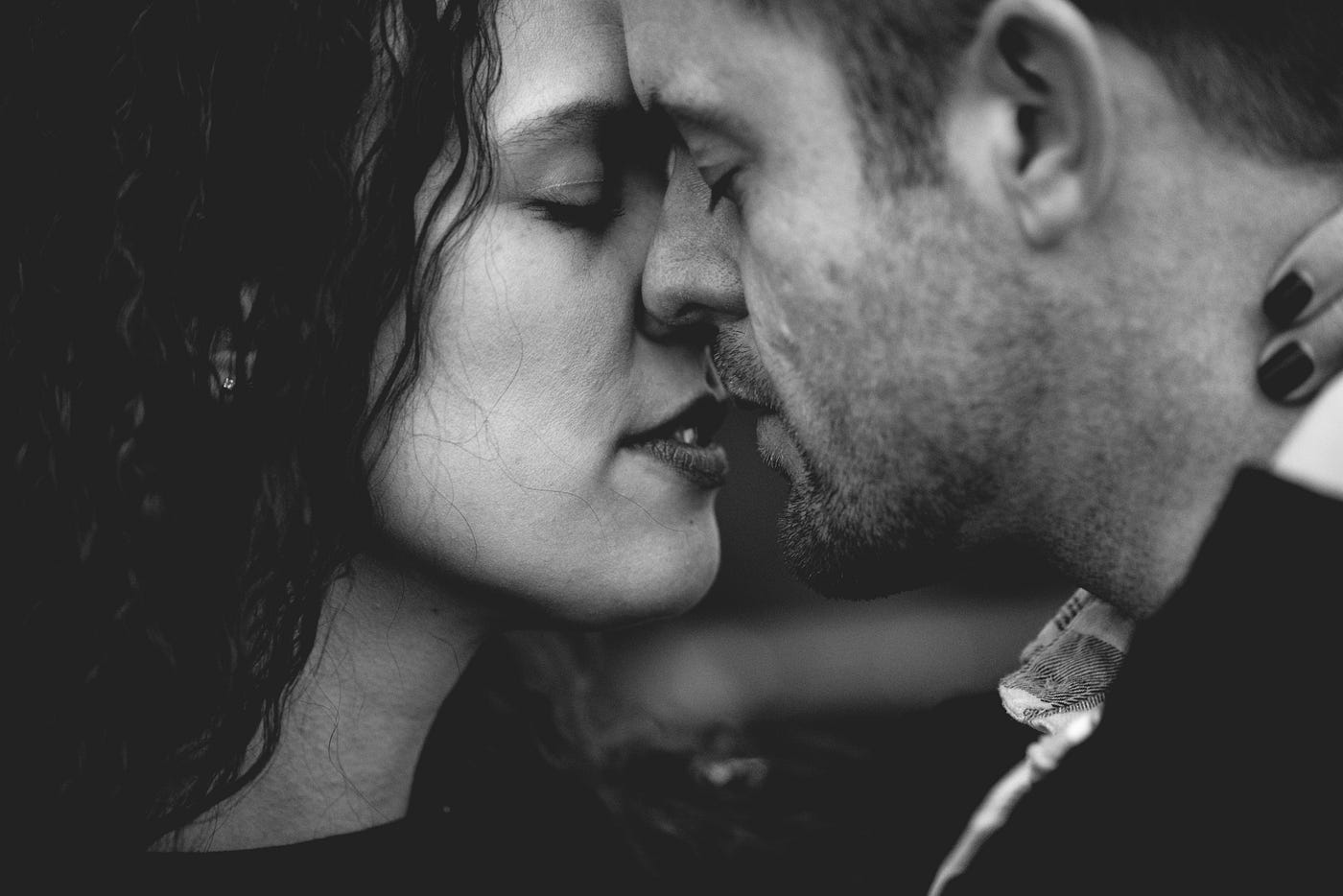 How to make a passionate and memorable kiss - Burning Kiss