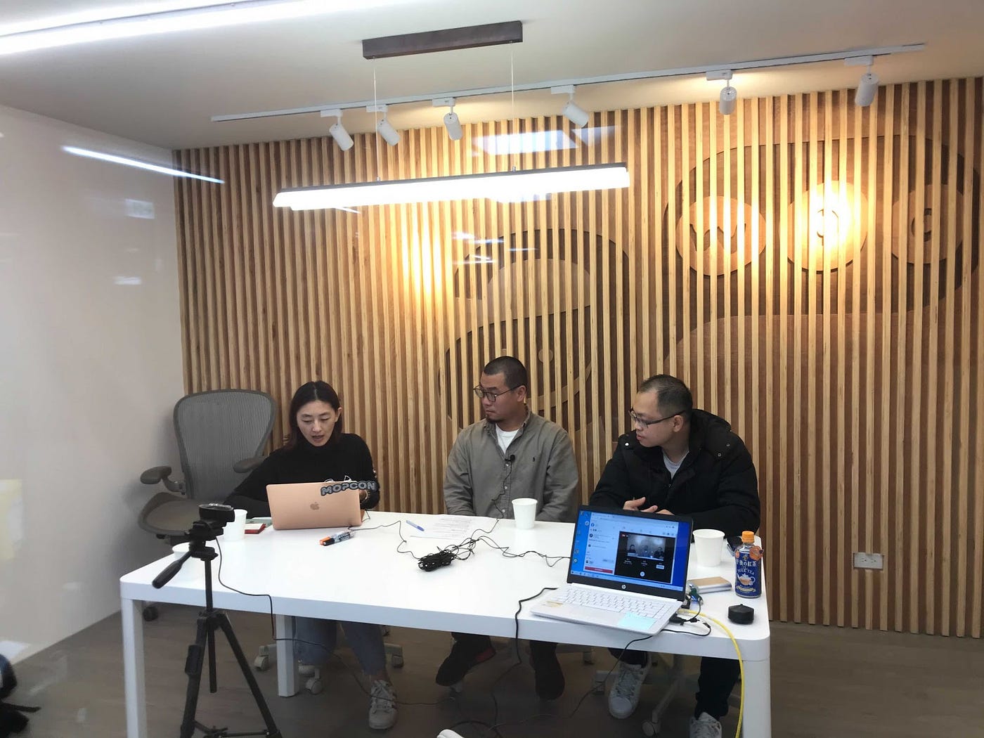 (圖說 ：「MOPCON 問什MO awoo 全都梭 」直播現場)