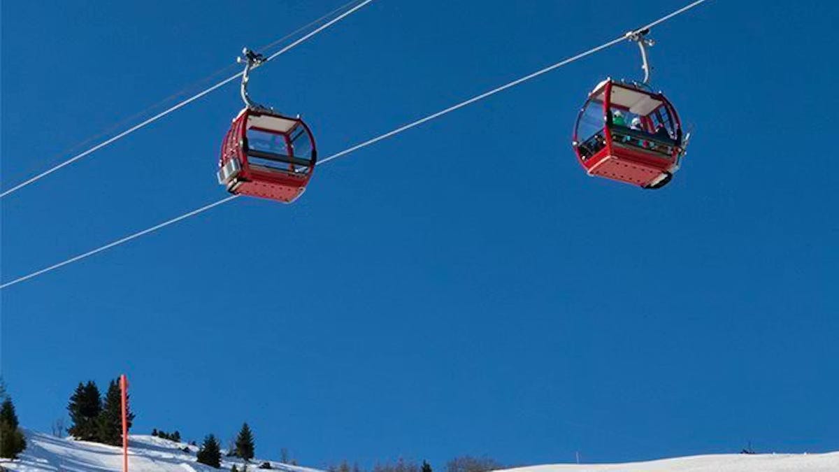 Une panne de télécabine immobilise des skieurs pendant trois heures en Suisse
