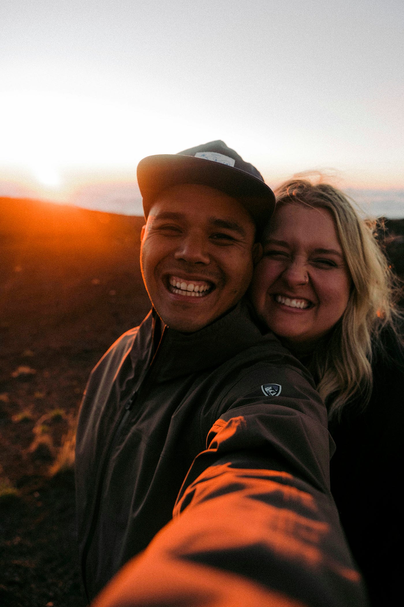 저희와 파트너십을 맺고 싶으신가요? hello@colinandmeg.com으로 연락 주세요. 저희는 유튜브 채널에 매주 영상을 올리고 있으며, 인스타그램 @colinandmeg에서도 항상 소식을 공유하고 있습니다.<BR> 저희는 전 세계 어디에나 살고 있는 다인종 가족입니다.<BR> 크리에이터로서 전 세계를 누비며 활동하지 않을 때는 사우스캐롤라이나에 있는 집에서 지역 사회와 함께 시간을 보냅니다.<BR>