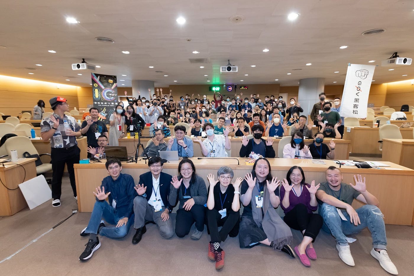 g0v 十週年論壇圓滿落幕，講者與主持人左起劉嘉凱、陳正然、高嘉良、瞿筱葳、唐鳳、侯宜秀、葉向林。Photo by Ring CC-BY 4.0