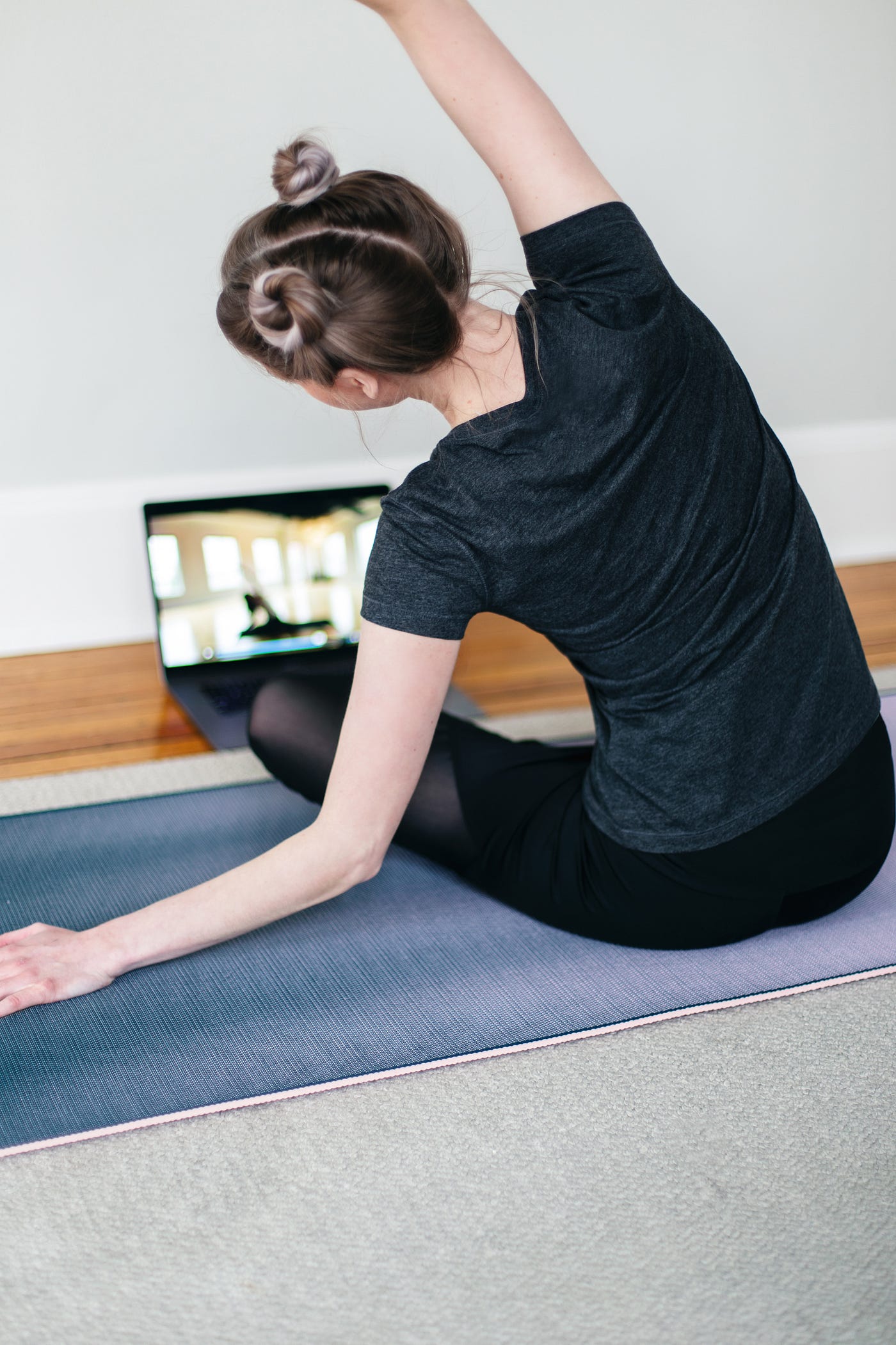 Yoga online: cinco sites para praticar pela Internet em casa e de