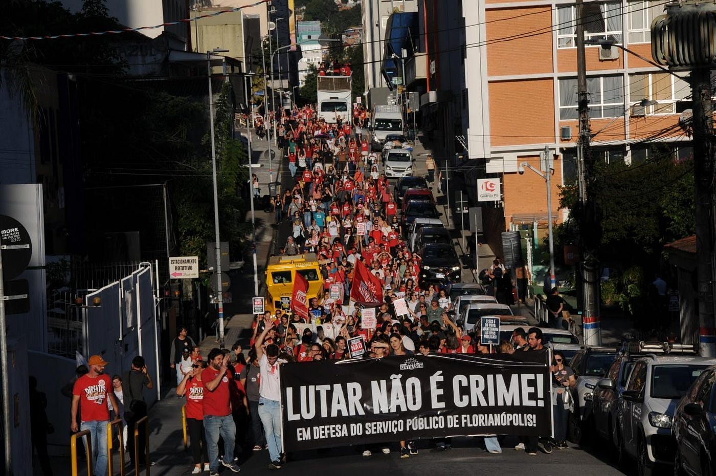 Servidores públicos municipais mantêm greve e promovem manifestação no Centro de Florianópolis