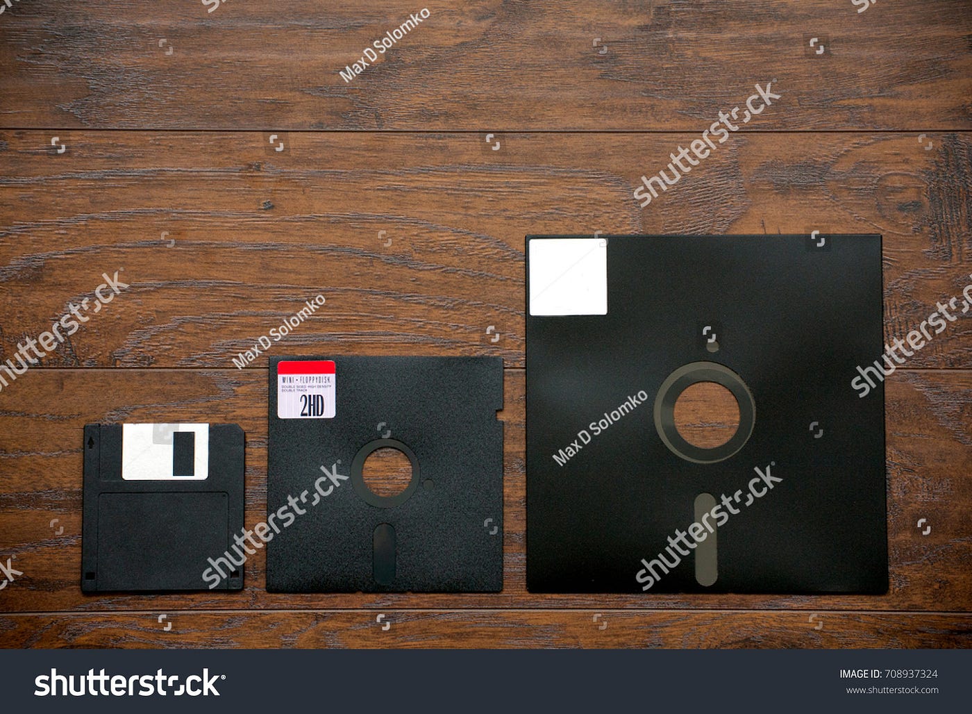 https://www.shutterstock.com/id/image-photo/old-8inch-5-35inch-floppy-disk-708937324?dd_referrer=https%3A%2F%2Fwww.google.com%2F
