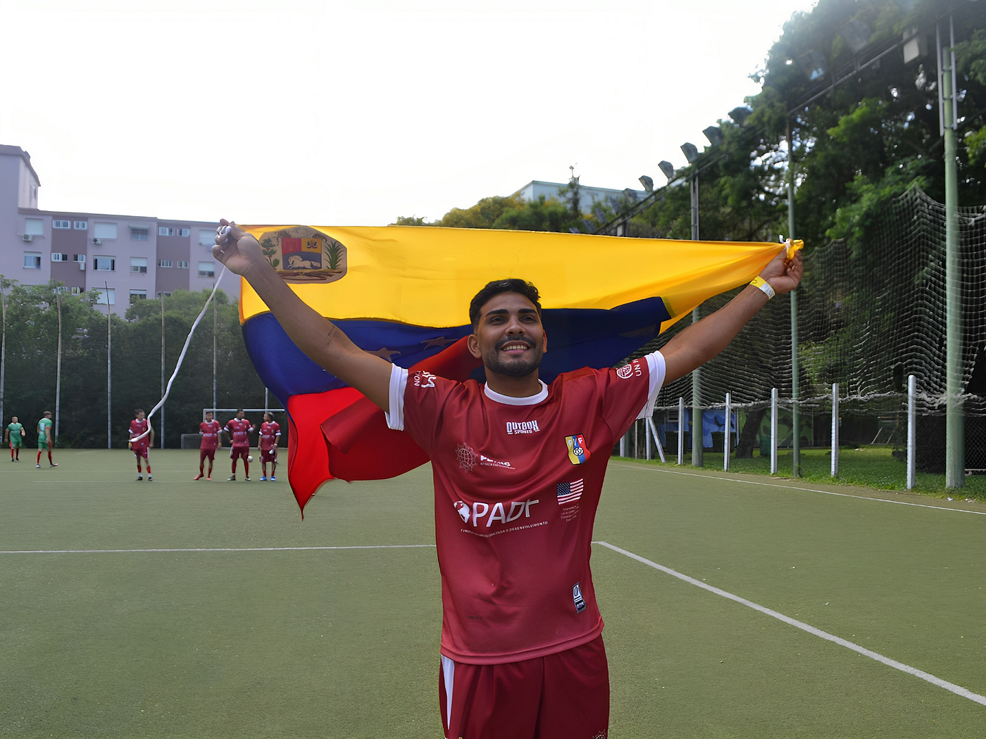 Jogador estendendo a bandeira do seu país. Foto: Érica sena