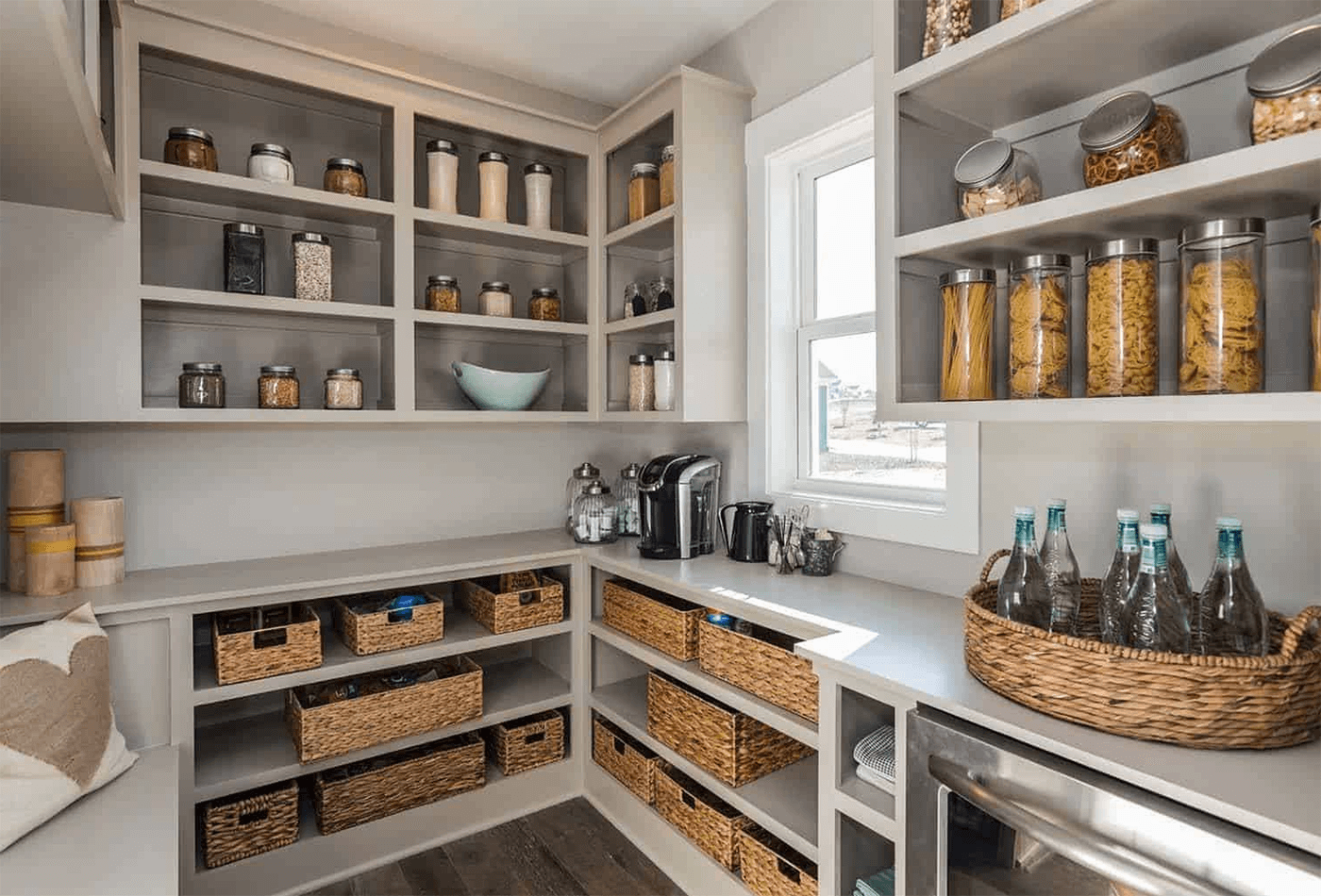 Pretty organized shelves  Kitchen pantry design, Pantry storage, Pantry  design