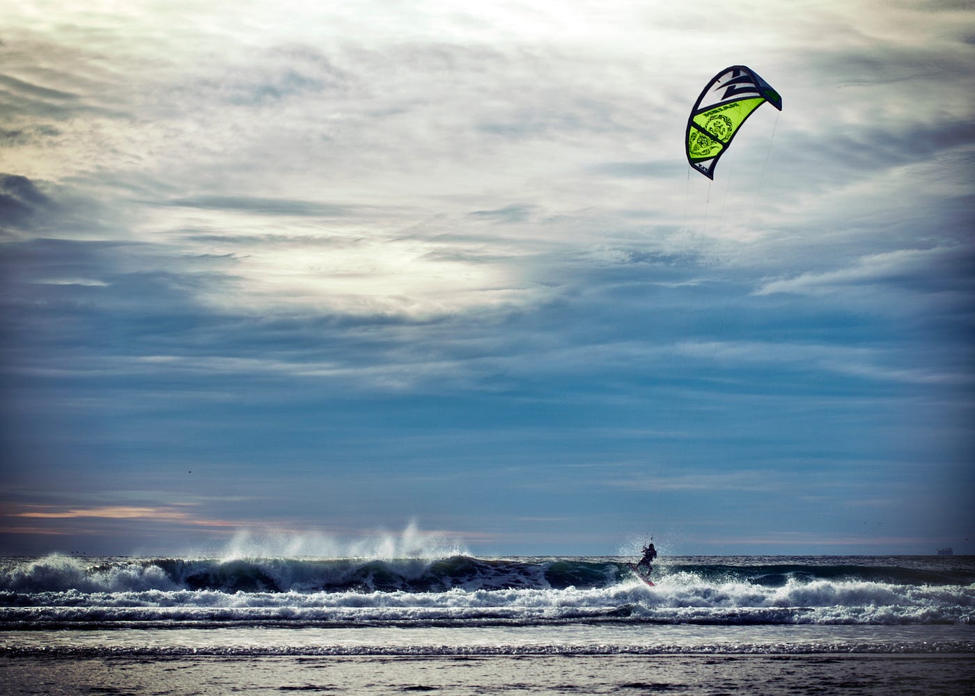 Surfing kites 2024