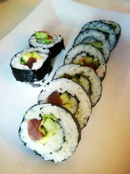 Sushi recept: Futomaki sushi met tonijn en ijsbergsla
